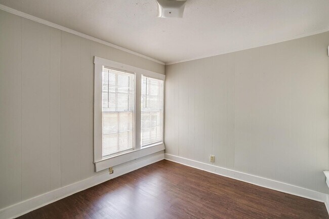 Building Photo - Large 4 Bed, 2 Bath in the heart of Histor...