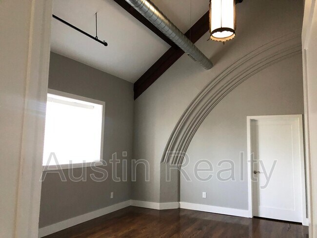 Building Photo - 4716 Macklind Ave