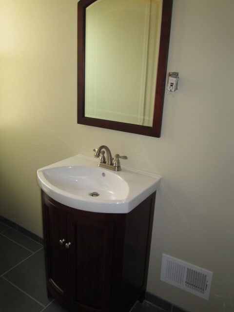 Building Photo - 2 Bedroom, 1 Bath Townhome in trendy Bloomfield.  Convenient!