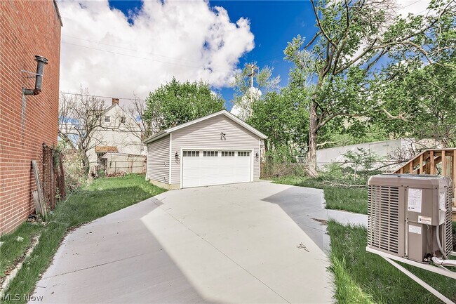 Building Photo - 2240 E 97th St