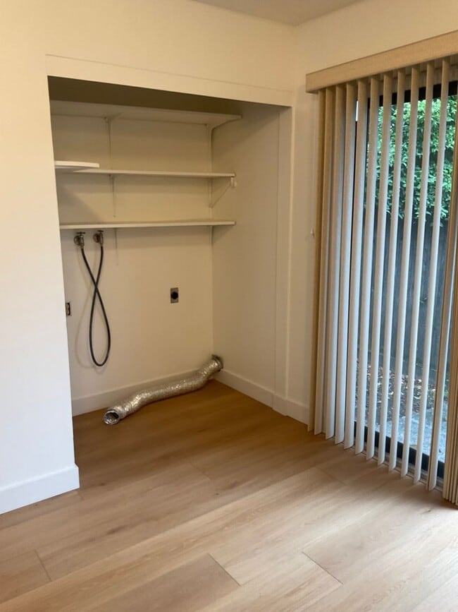 Building Photo - 327 Bassett St