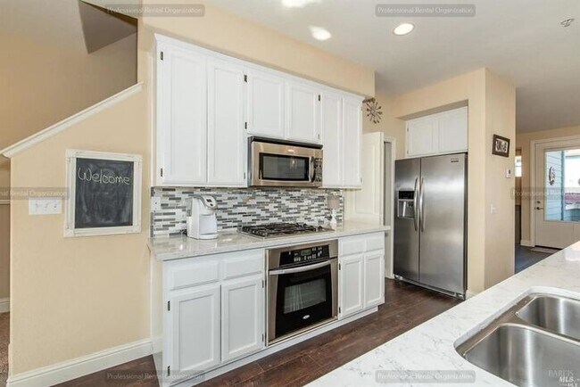 Building Photo - Elegant-Ideally located-Windsor Green End ...