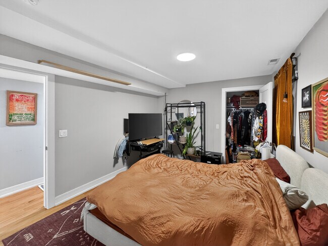 Building Photo - 3534 W Wrightwood Ave