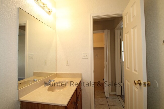 Building Photo - Updated 3-Bedroom, 2-Bath Townhome with Downstairs Suite in Prime Killeen Location
