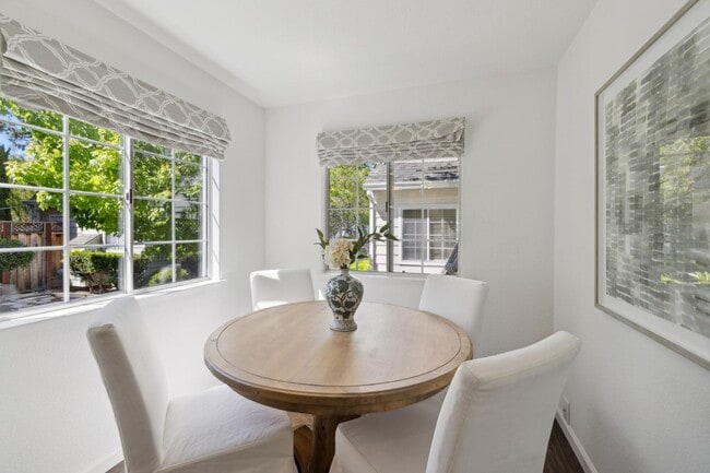 Building Photo - Delightful 3/3bth End-Unit Townhouse in Ce...
