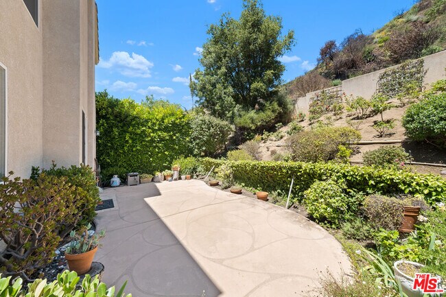 Building Photo - 682 Palisades Dr