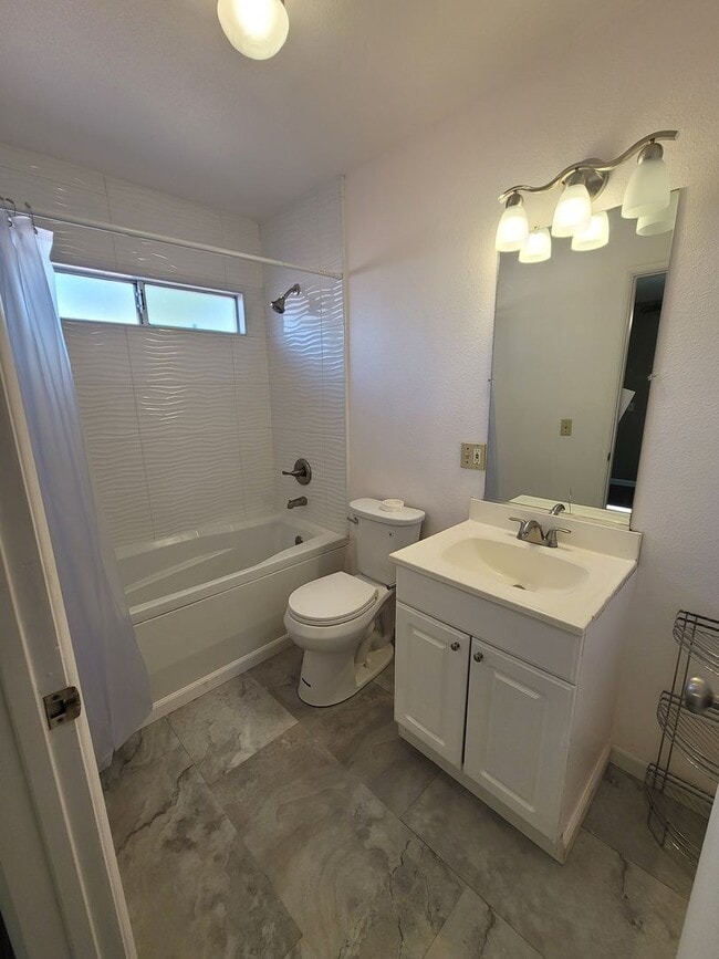 Building Photo - Single-Story 4-Bedroom Apartment in Yucaipa!