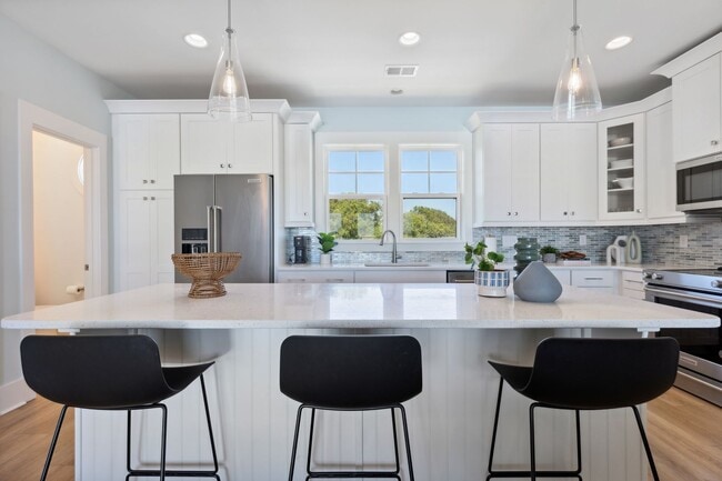 Building Photo - NEW HIGH END OFF-SEASON RENTAL NOW AVAILABLE