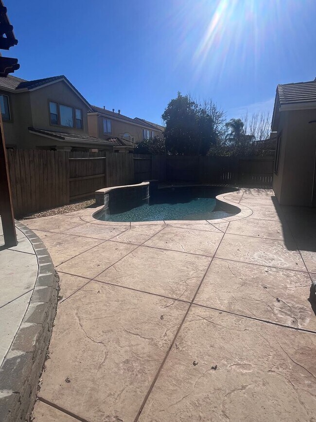 Building Photo - BEAUTIFUL HOME IN ELK GROVE WITH POOL!!