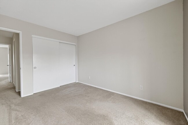 Building Photo - Spacious 3-Bedroom Townhome in Orangethorp...