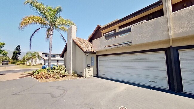 Building Photo - Spacious 3 bed / 3 bath in the More Mesa area