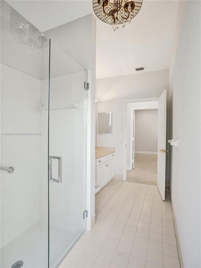 Building Photo - 2553 Jardin Manor