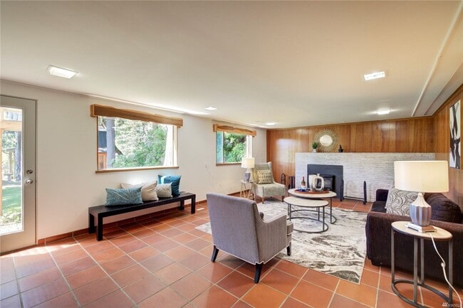Building Photo - 4Bd/1.75Ba Seattle Home