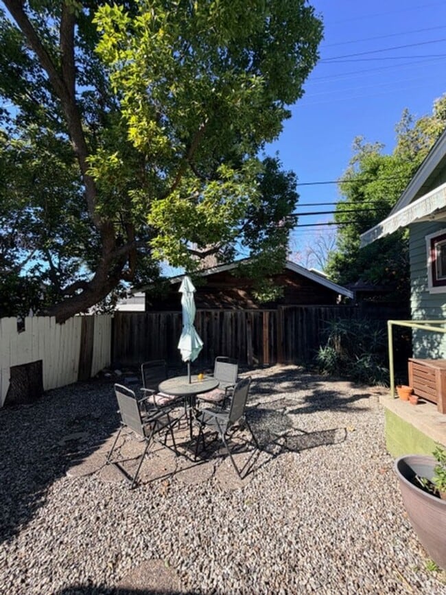 Building Photo - 251ivy