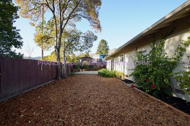 Building Photo - 525 Las Colindas Rd