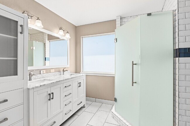 Building Photo - Beautiful Corner Lot, 4 Bedroom Home in Pl...