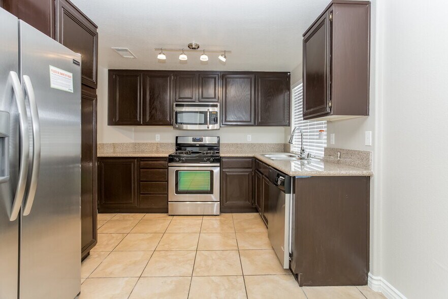 Building Photo - 4565 Savin Cir