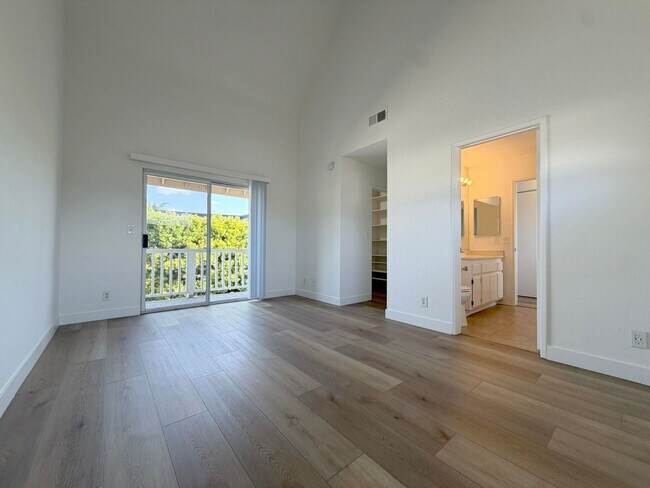 Building Photo - Alhambra Dr