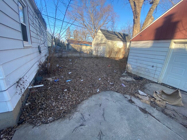 Building Photo - 3BR SINGLE FAMILY HOME, FULL BASEMENT, GRE...