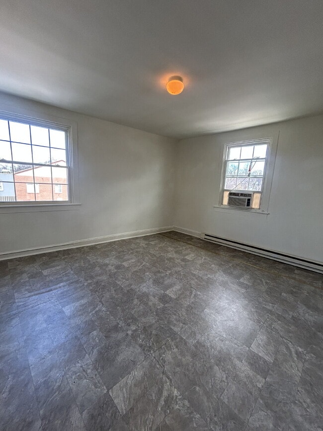 Building Photo - 1-Bedroom 1 Bathroom in Downtown Front Royal - Cozy 650 Sq. Ft. Gem on East Main Street!