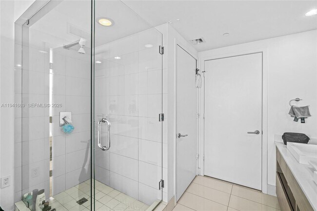 Building Photo - 460 NE 28th St