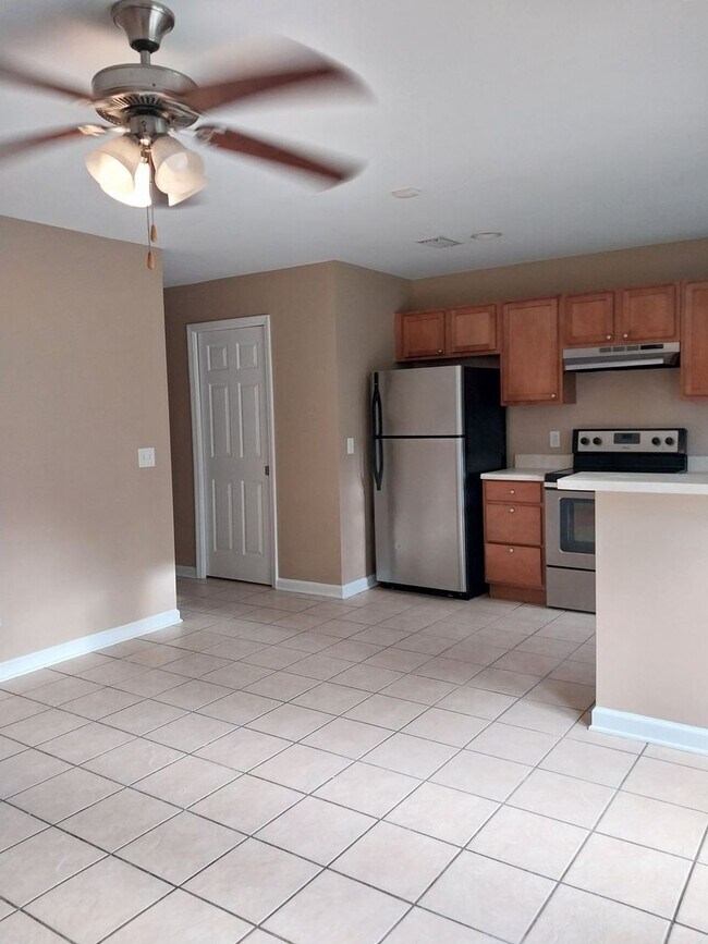 Building Photo - Cute townhome with 3 bd / 2.5 Bath