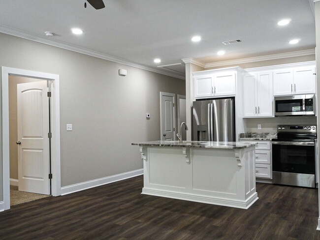 Building Photo - 1366 Summer Cir SW