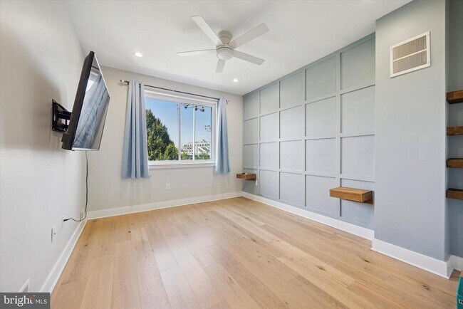 Building Photo - 548 E Hewson St