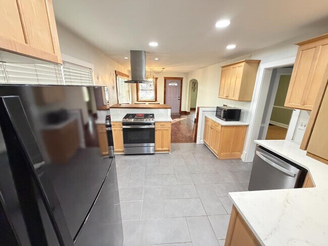 Building Photo - 565 Hollywood Ave