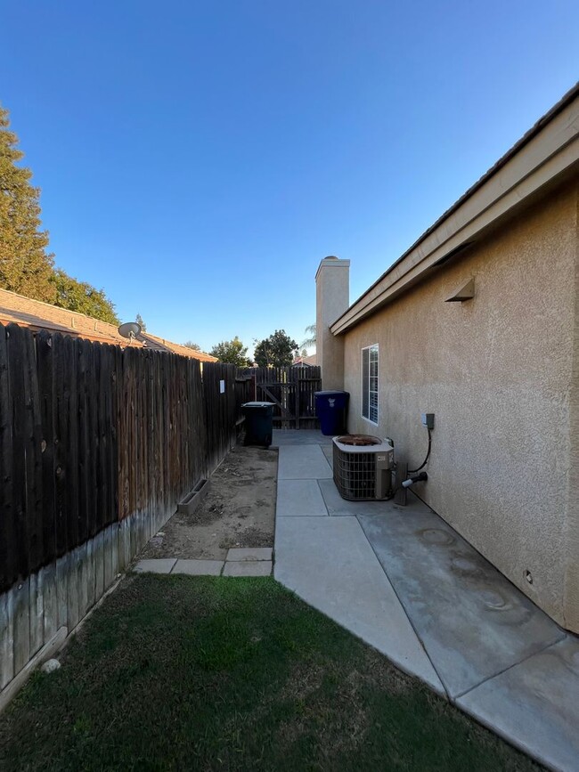 Building Photo - 9914 Paper Moon Way