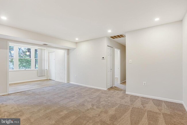 Building Photo - 9647 White Acre Rd