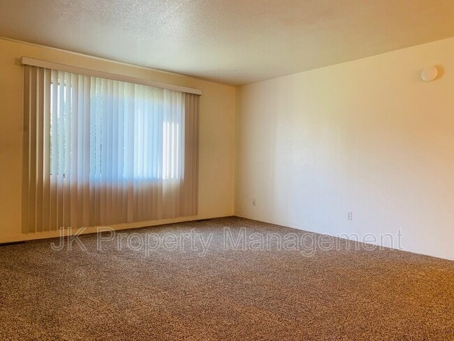 Building Photo - 1613 Sand Ct