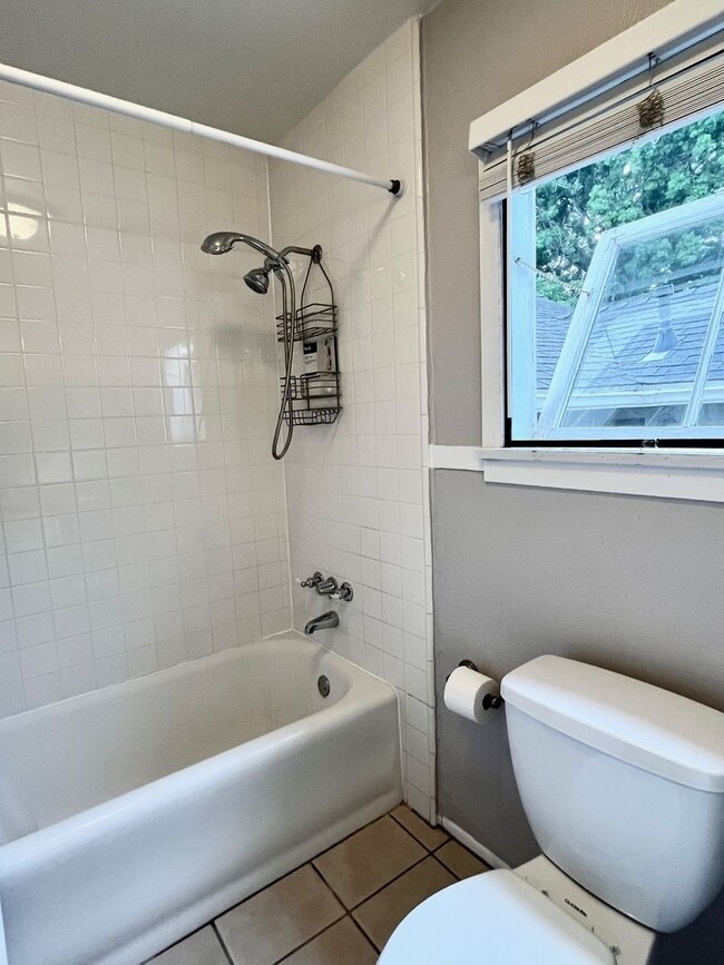 Building Photo - Quintessential Ventura 1 bed rear unit with LARGE, PRIVATE, BEAUTIFUL OUTDOOR LIVING AREA