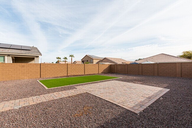 Building Photo - Home in Gated Community! Western Enclave! ...