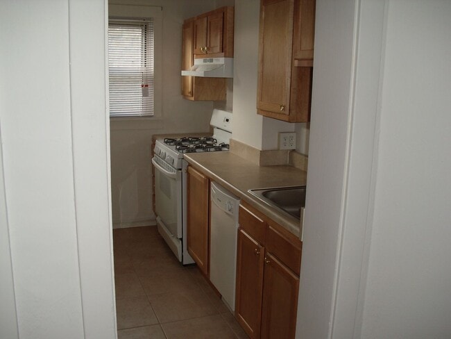 Building Photo - Available October 22, 2025, Lease will end...