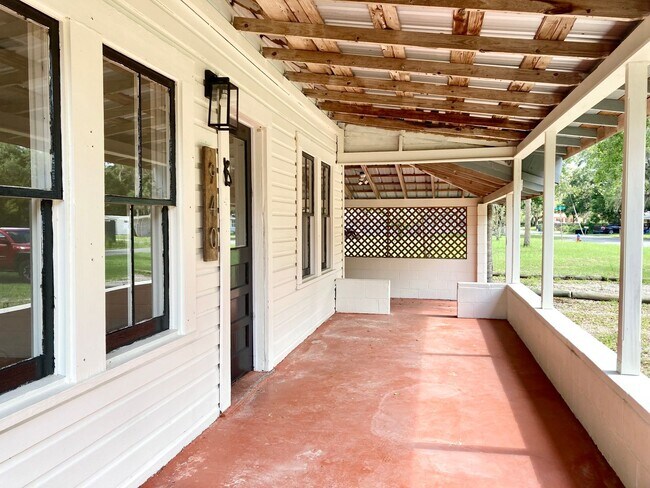 Building Photo - Crystal River Cottage!