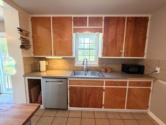 Building Photo - Hilltop Charm in Floyds Knobs – Spacious All-Brick Beauty with Room to Grow!