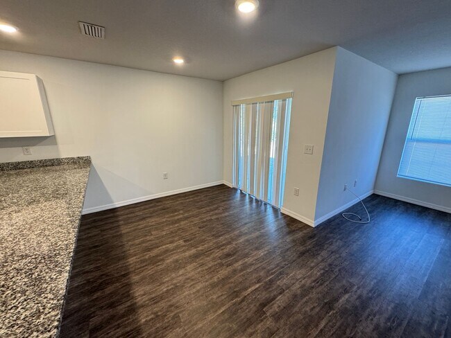 Building Photo - BEAUTIFUL, 4 bedroom, 2 bathroom Home in Poinciana!! Cable & Internet Included with Rent!!