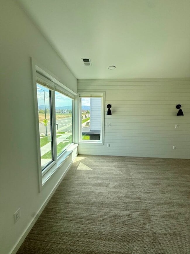 Building Photo - Single Family HOME with 3 Bedrooms 2 1/2 Bathrooms - Where Mountains meet you at upscale living!