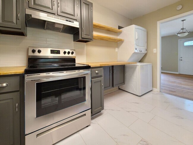 Building Photo - Cutest Bungalow in the Heart of Hapeville 3 bed/2 bath