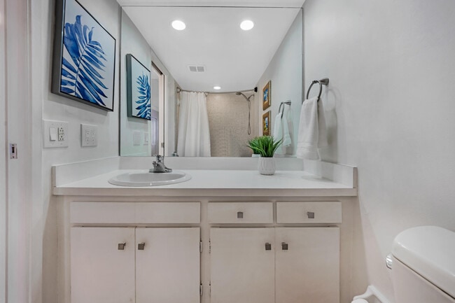 Building Photo - 575 Oaks Ln