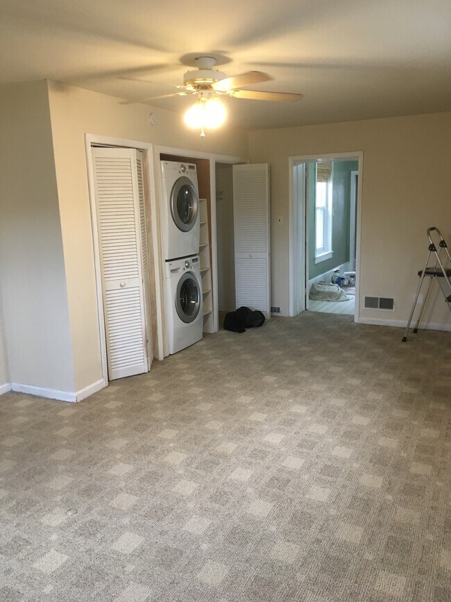 Building Photo - 141 E 5th Ave