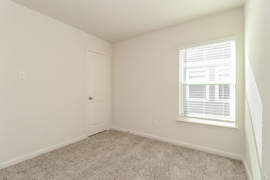 Building Photo - 1313 Woodwinds Dr