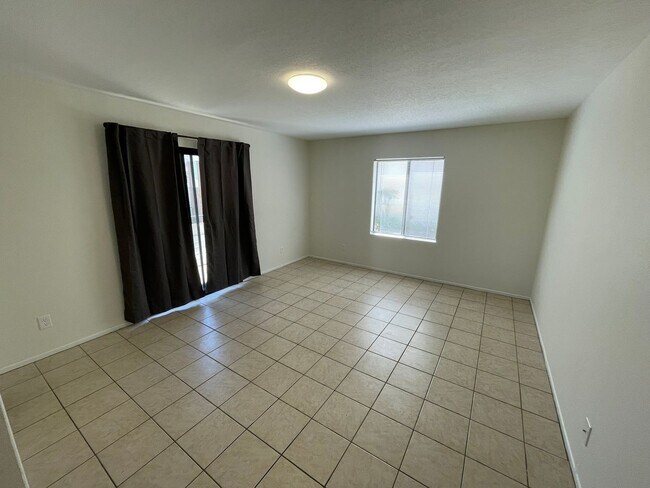 Building Photo - 5 Bedroom 2 Bathroom Apartment in Goleta