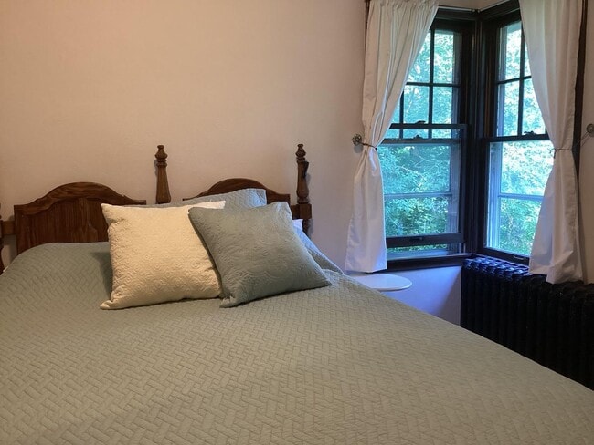 Building Photo - AVAILABLE NOW - Very Spacious, Unique, and Original Birchwood Village Home; Walking Distance to t...