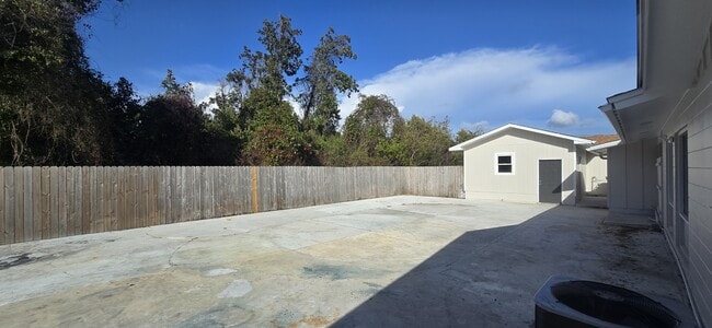 Building Photo - 802 W 17th St