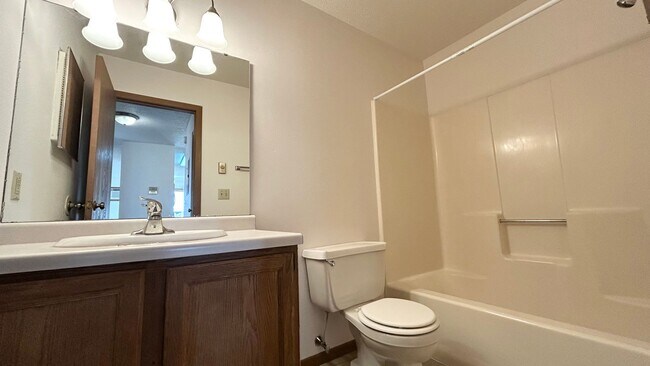 Building Photo - Pet Friendly 2 bedroom 1 bathroom for Rent!