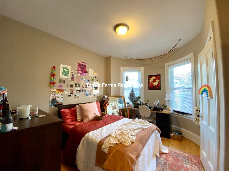 Building Photo - 13 Sachem St