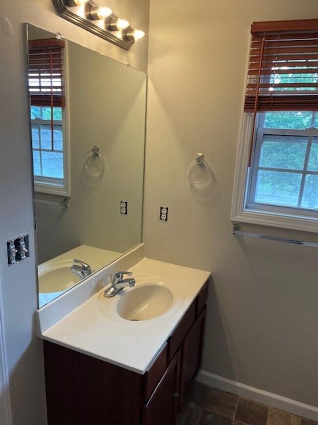 Building Photo - Spacious 2 Bed, 2.5 Bath Townhome in Peace...