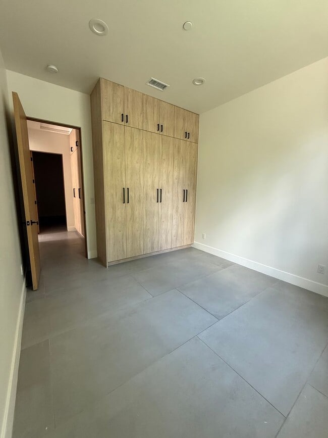 Building Photo - 3 bed, 2 bath ADU with private yard